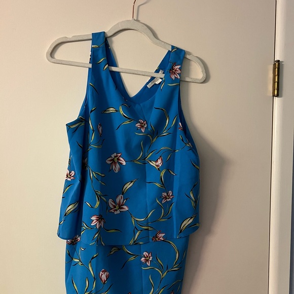 💐 Cooper & Ella Blue Floral Layered V-Neck Blouse – Size M - Picture 3 of 3